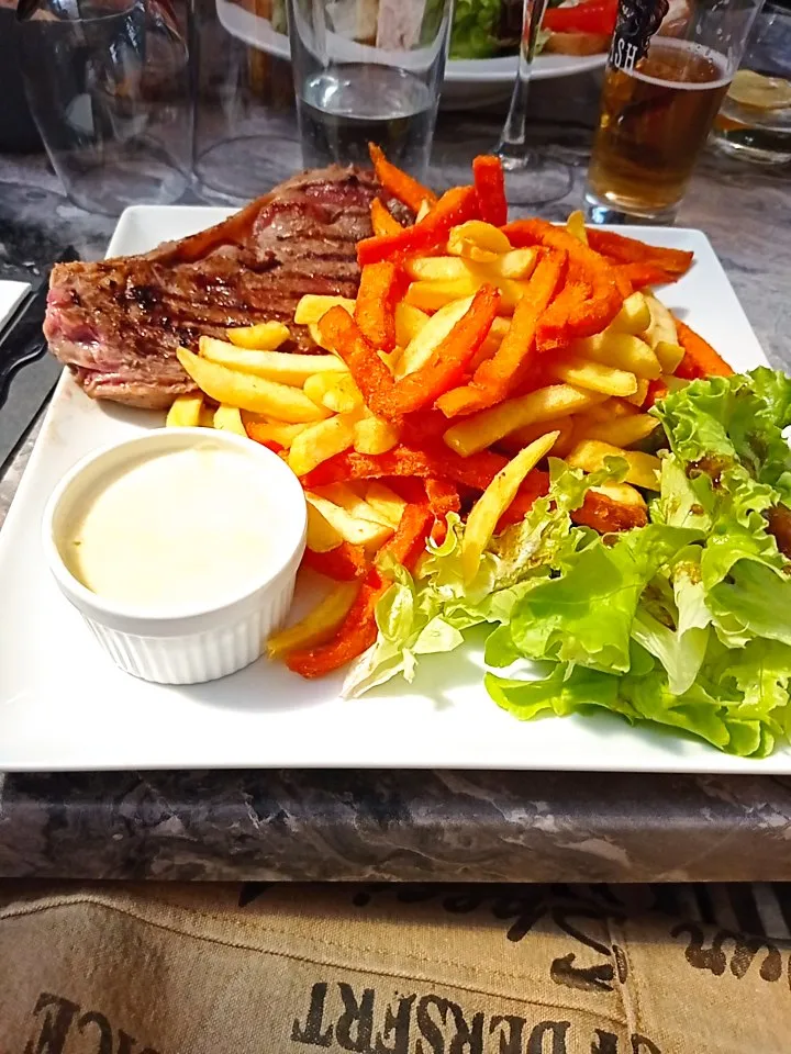 Frites Pomme de Terre Et Patate Douce Viande Grillée Sauce Au Bleu